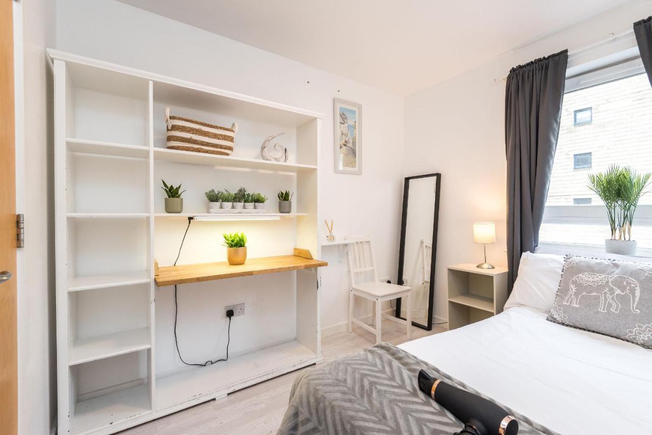 Apartment Modern Spacious 3 Bedroom Centre - Free Parking - Private Balcony