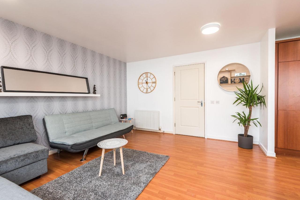 Modern Spacious 3 Bedroom Centre - Free Parking - Private Balcony Apartment