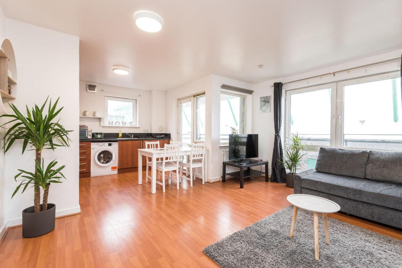 Modern Spacious 3 Bedroom Centre - Free Parking - Private Balcony * Edinburgh