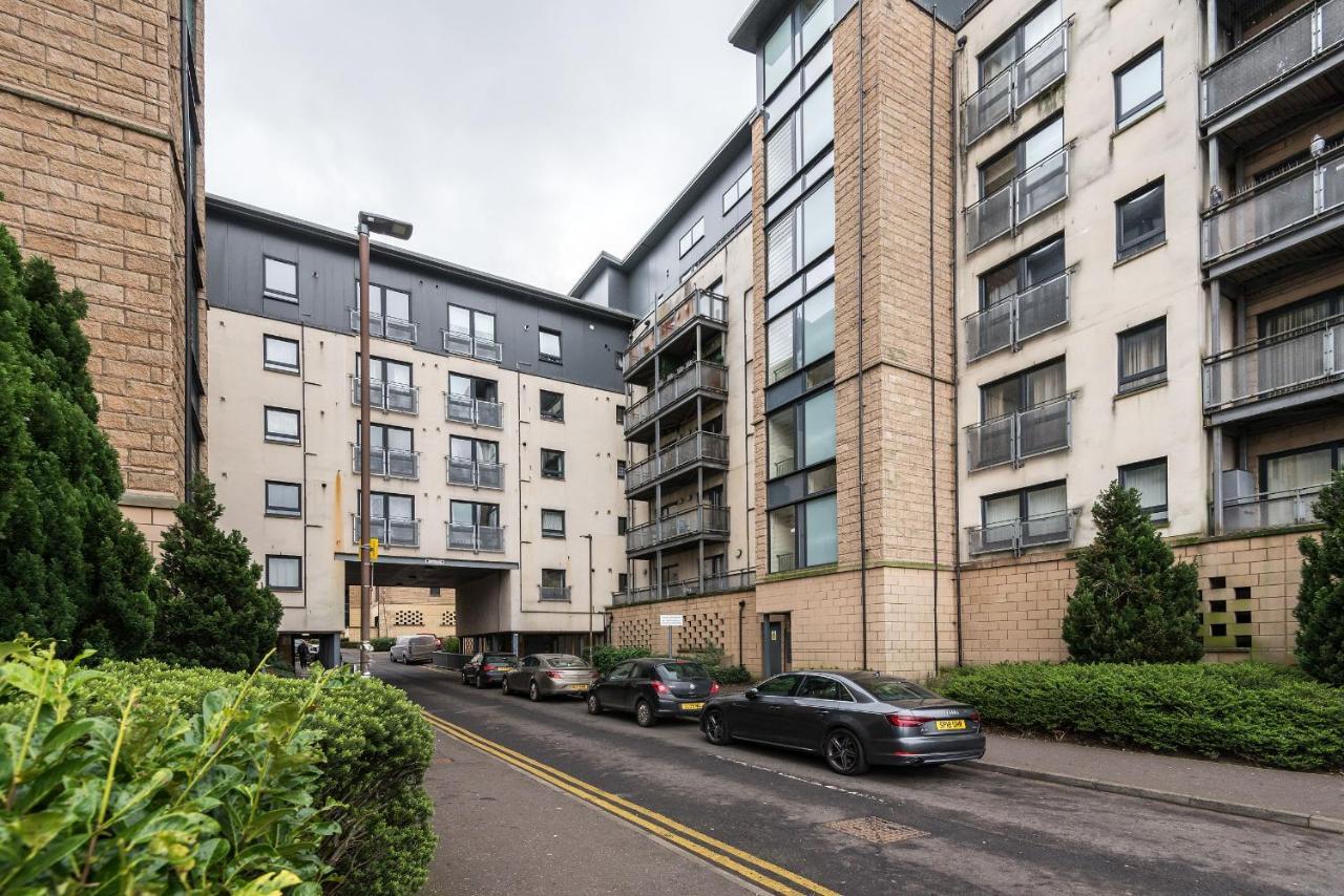 Apartment Modern Spacious 3 Bedroom Centre - Free Parking - Private Balcony *