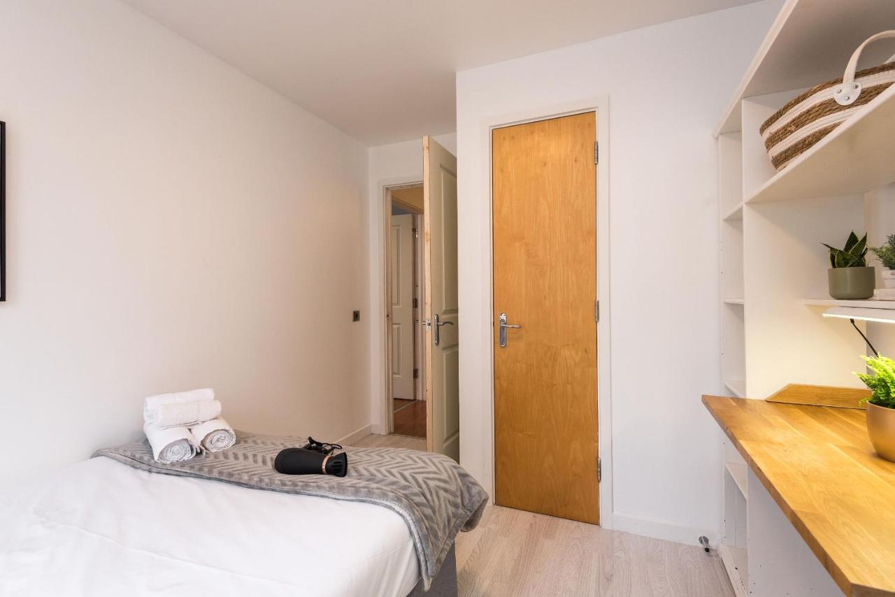 Modern Spacious 3 Bedroom Centre - Free Parking - Private Balcony Apartment Edinburgh