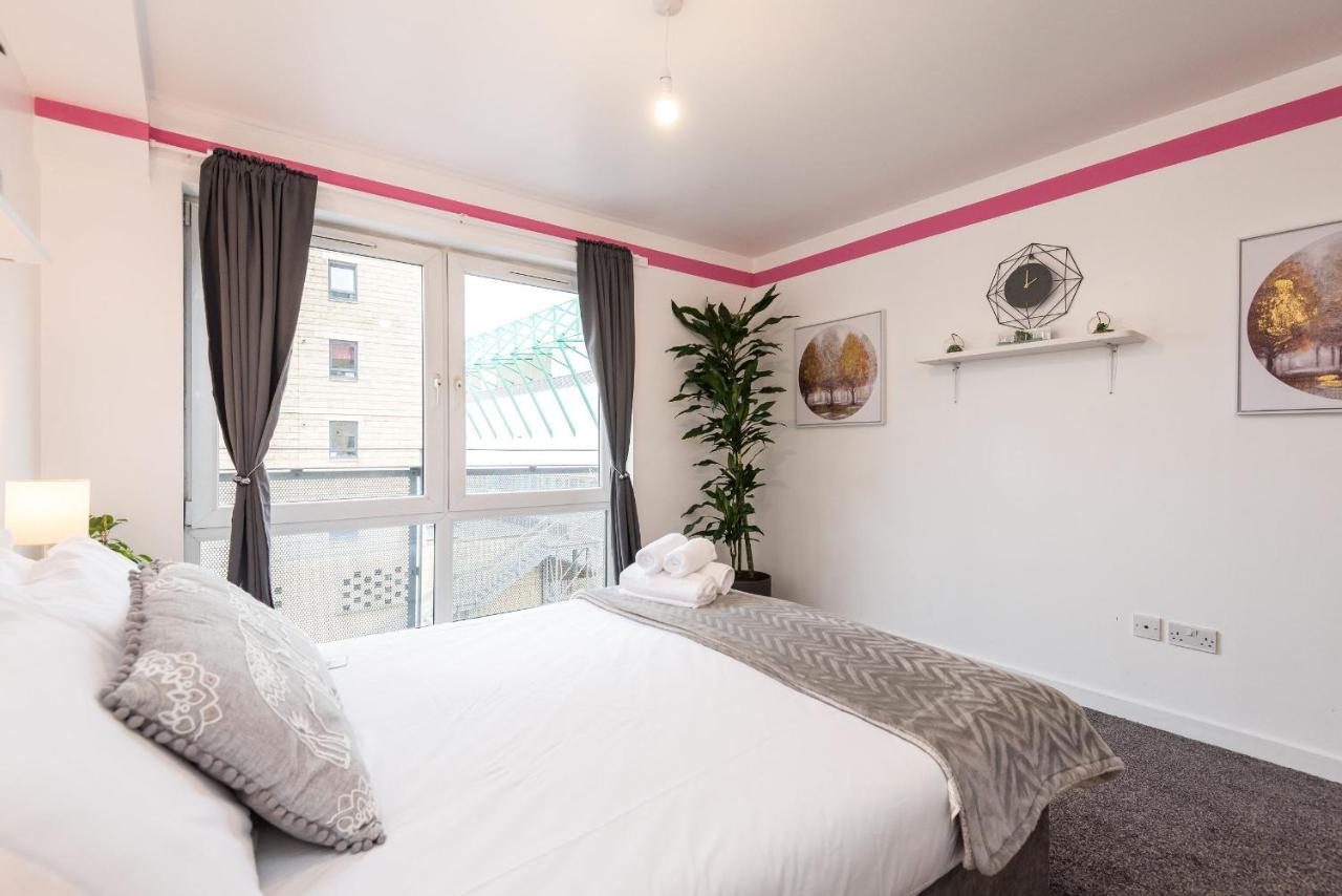 Apartment Modern Spacious 3 Bedroom Centre - Free Parking - Private Balcony
