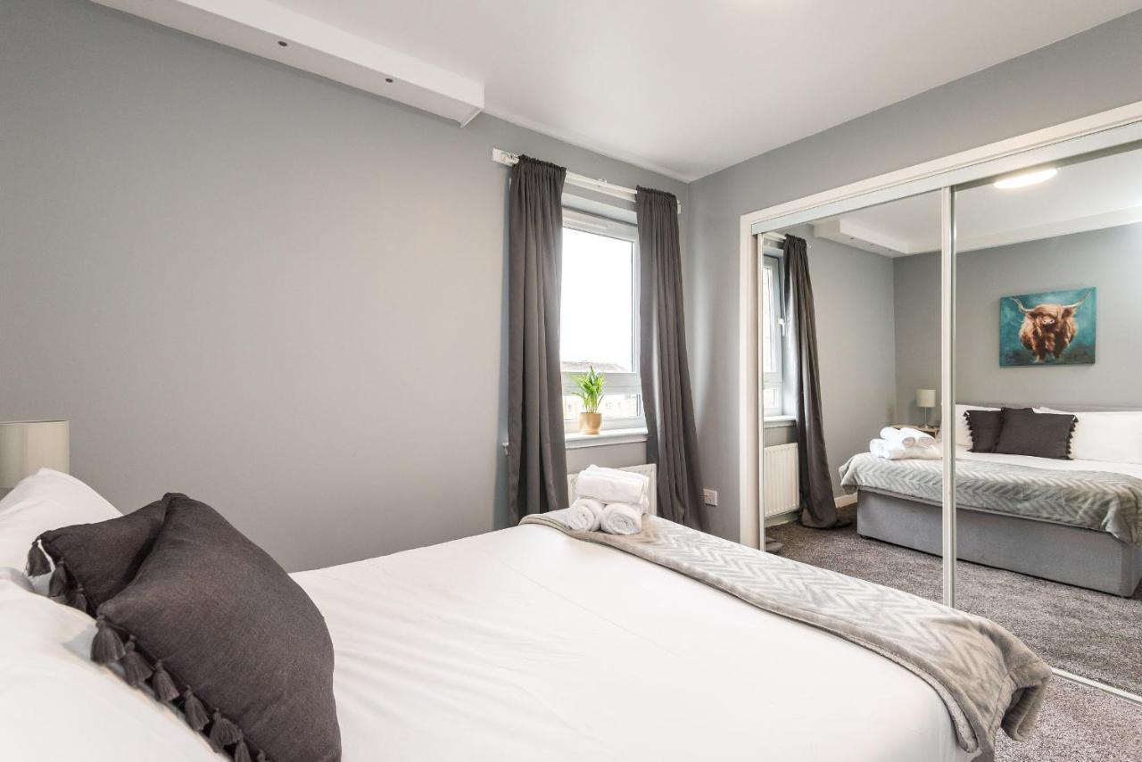Apartment Modern Spacious 3 Bedroom Centre - Free Parking - Private Balcony *