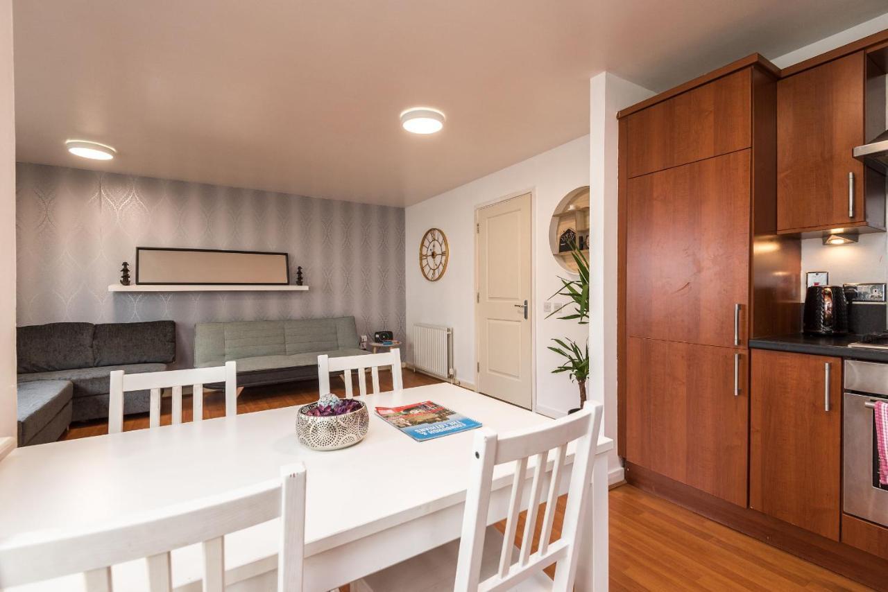 Modern Spacious 3 Bedroom Centre - Free Parking - Private Balcony Apartment *