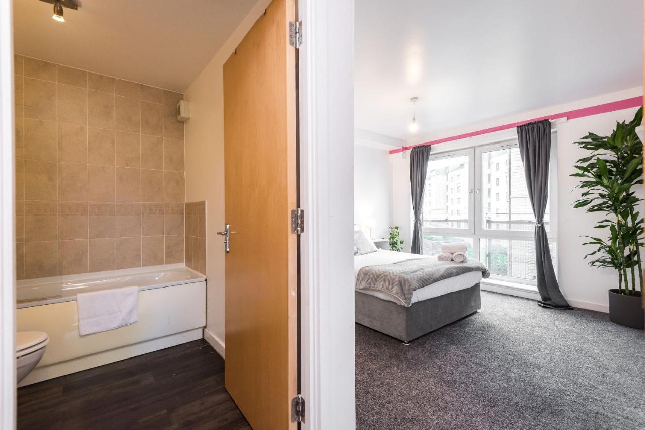 Modern Spacious 3 Bedroom Centre - Free Parking - Private Balcony Edinburgh