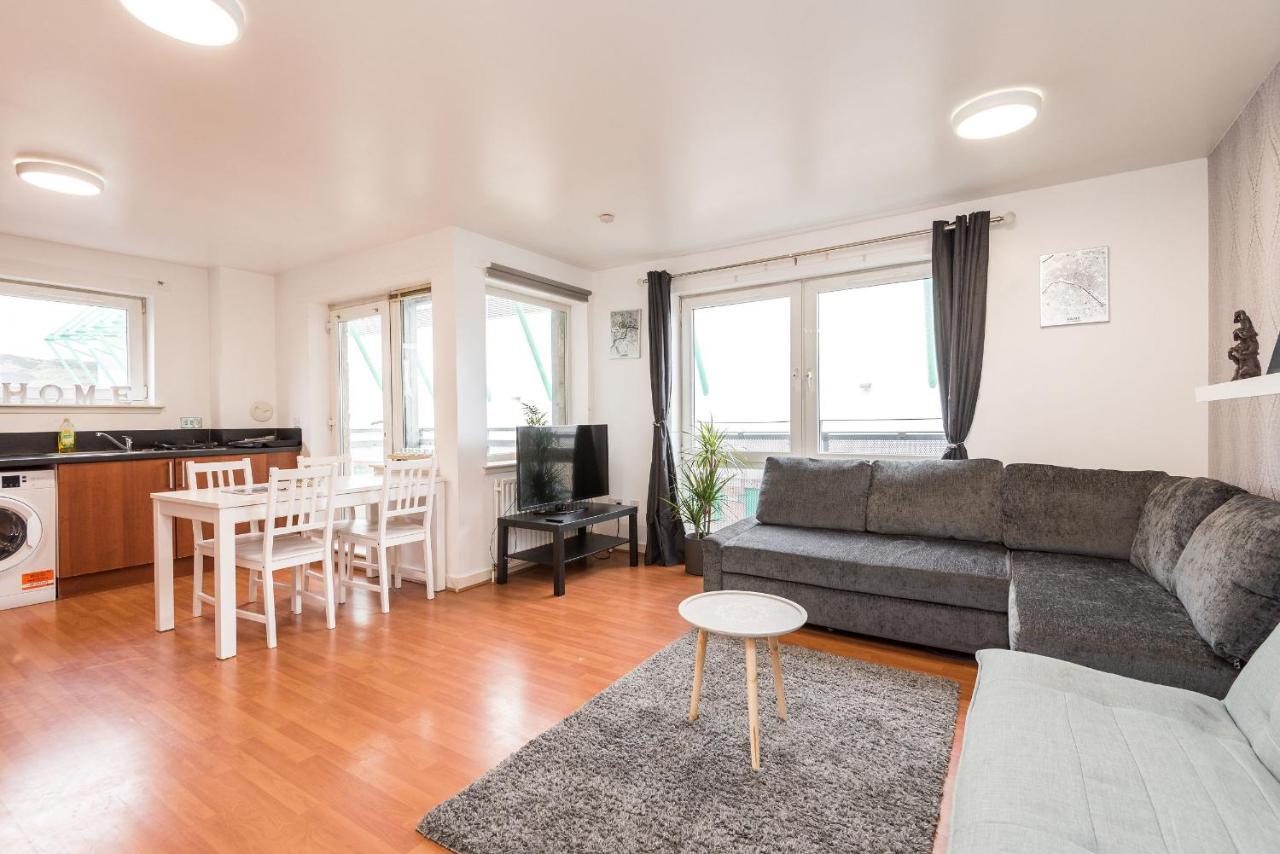 Modern Spacious 3 Bedroom Centre - Free Parking - Private Balcony Apartment
