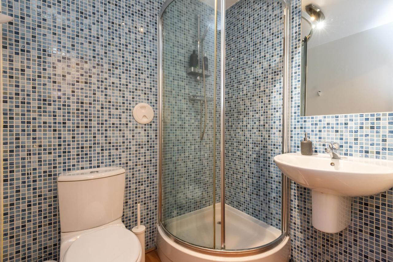 Apartment Modern Spacious 3 Bedroom Centre - Free Parking - Private Balcony