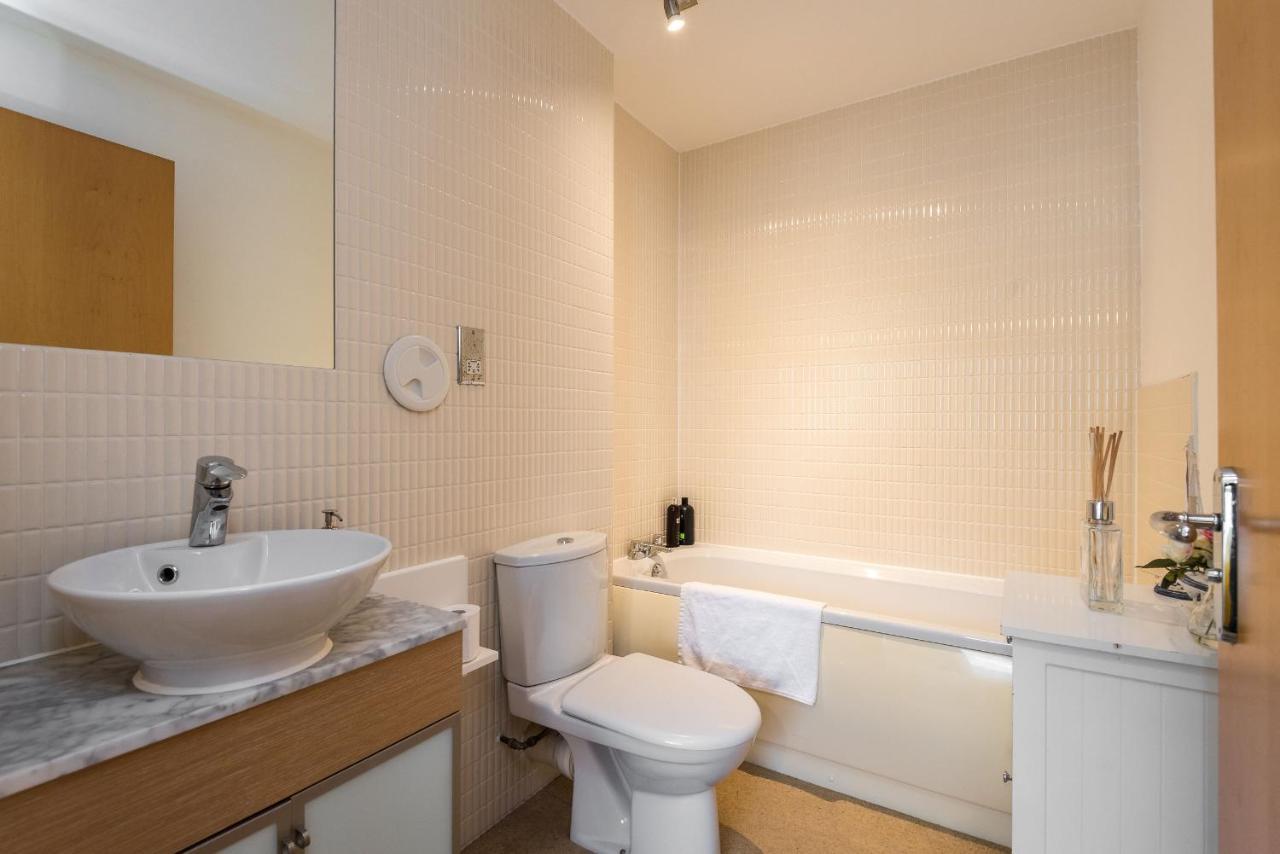 Elegant 2 Bedroom Centre - Free Parking - Private Balcony * EDI