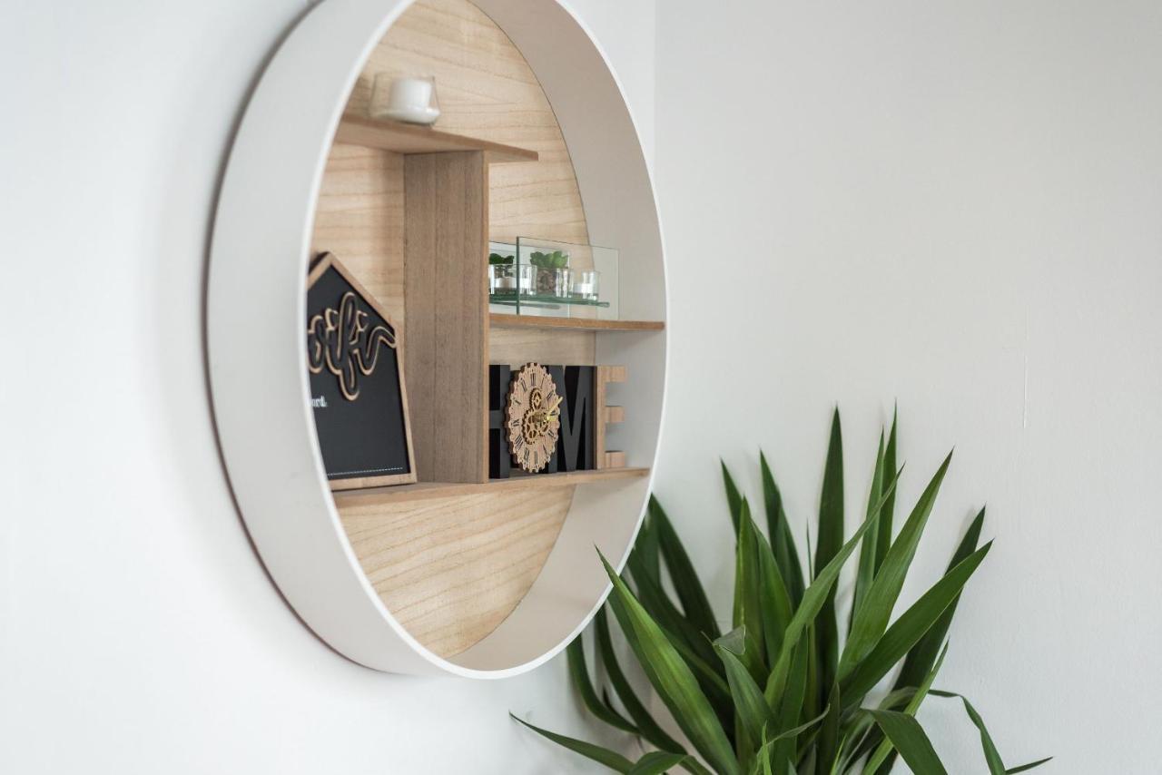 Modern Spacious 3 Bedroom Centre - Free Parking - Private Balcony Apartment *