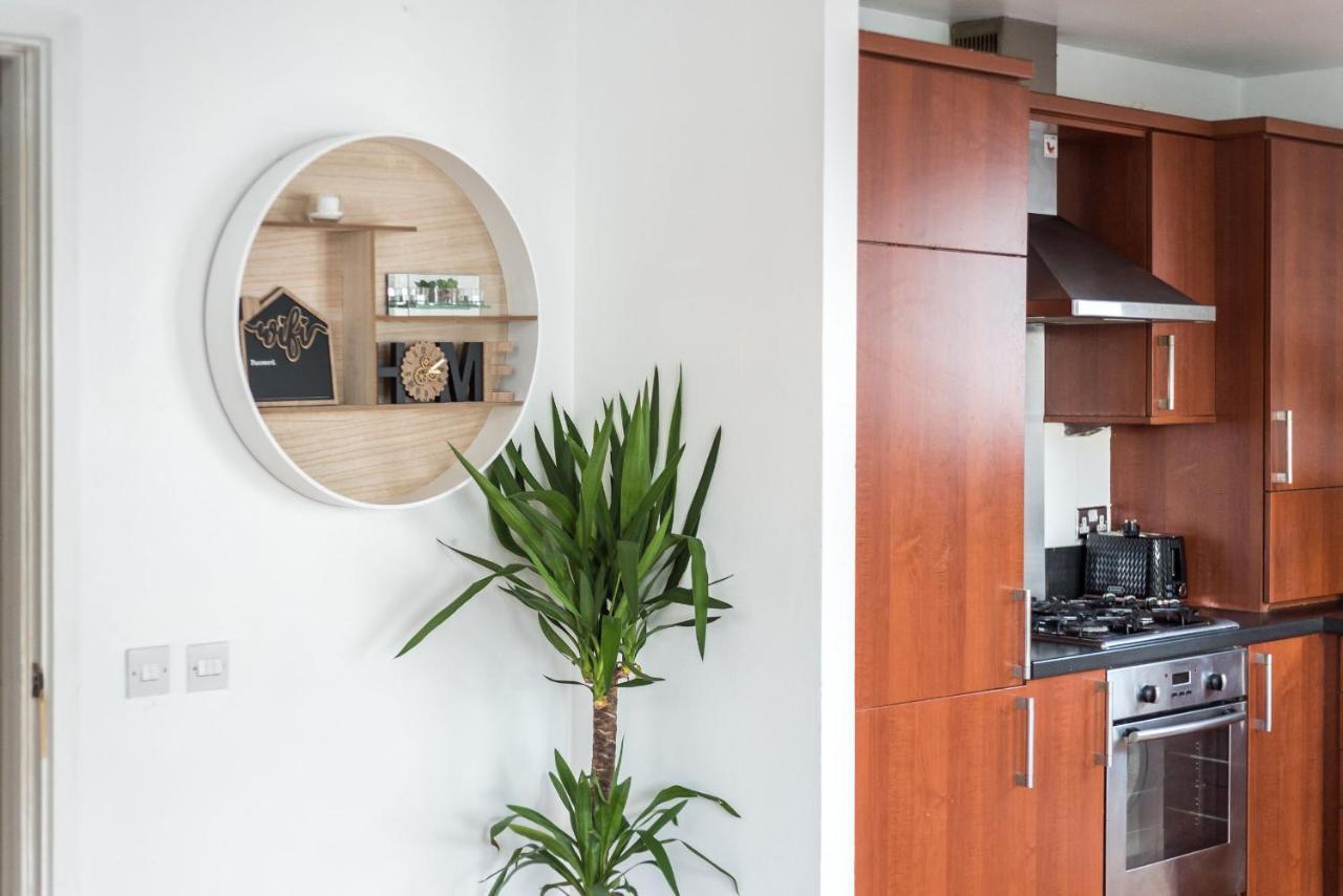 Modern Spacious 3 Bedroom Centre - Free Parking - Private Balcony * Edinburgh