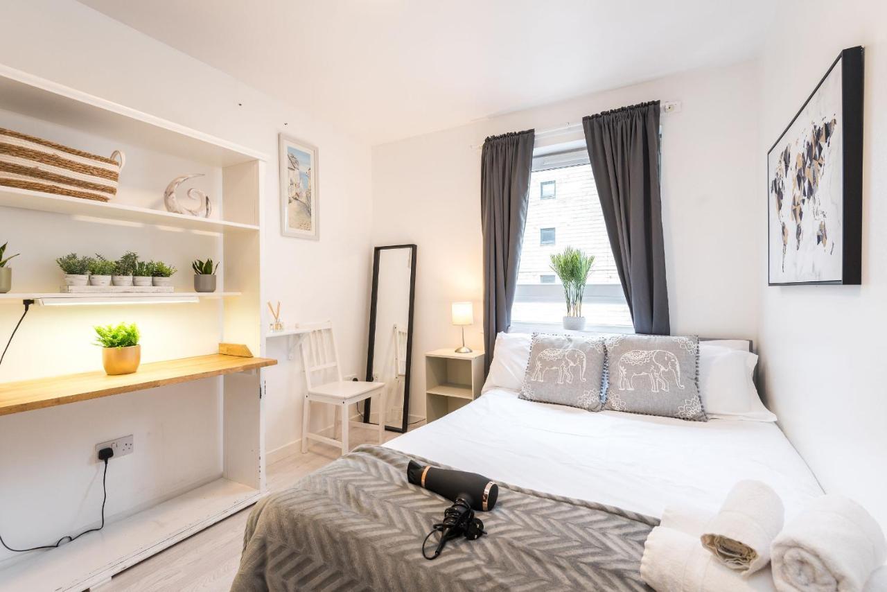 Modern Spacious 3 Bedroom Centre - Free Parking - Private Balcony Apartment Edinburgh