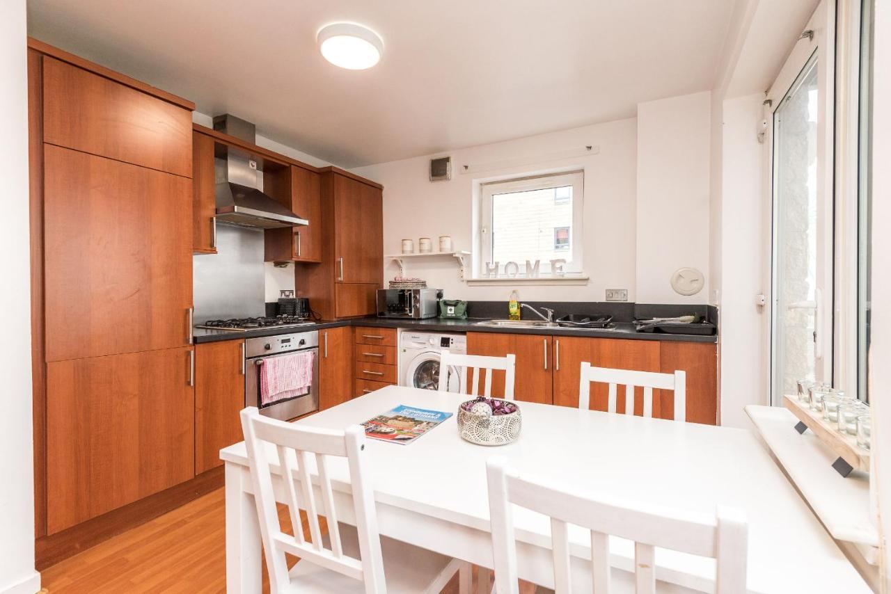 Apartment Modern Spacious 3 Bedroom Centre - Free Parking - Private Balcony *