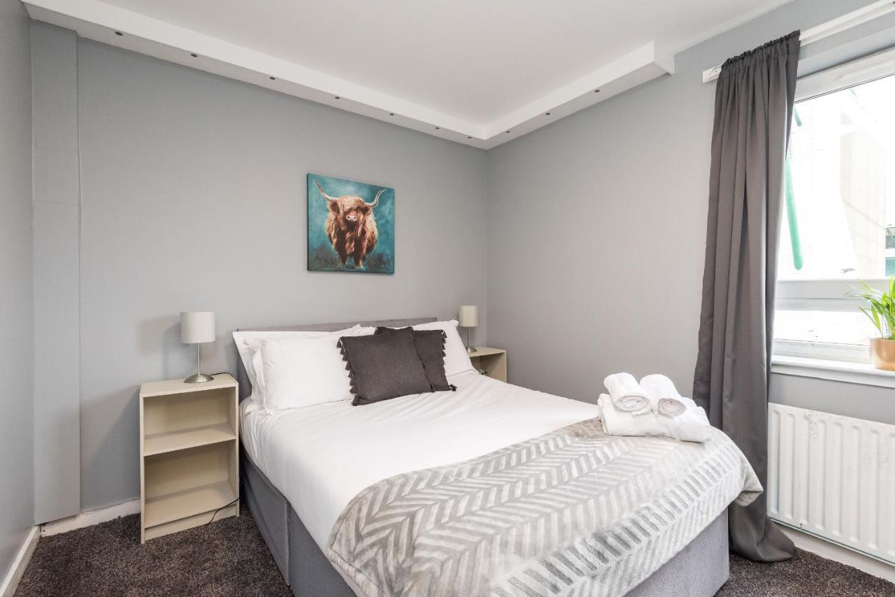 Apartment Modern Spacious 3 Bedroom Centre - Free Parking - Private Balcony