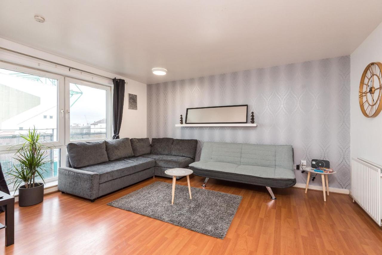 Modern Spacious 3 Bedroom Centre - Free Parking - Private Balcony Apartment *