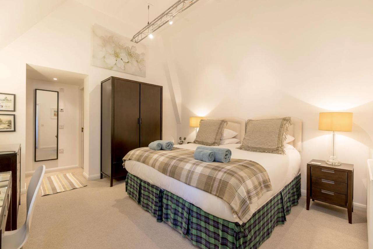 429 - New Town Hide Away With Parking Apartment *