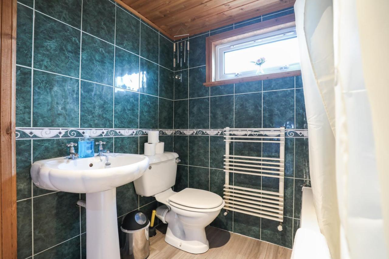 Ferienhaus Beautiful 4 Bedroom - Free Parking *