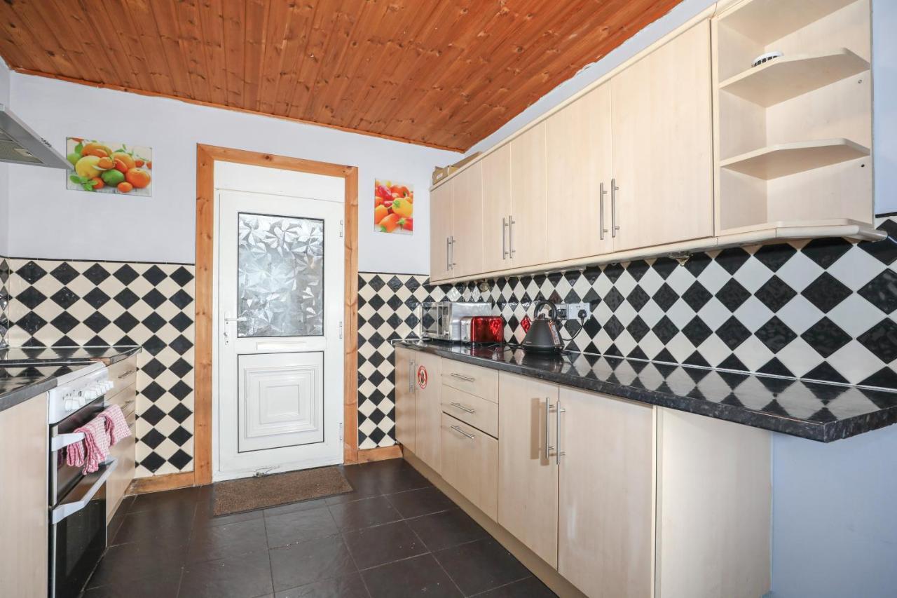 Ferienhaus Beautiful 4 Bedroom - Free Parking EDI