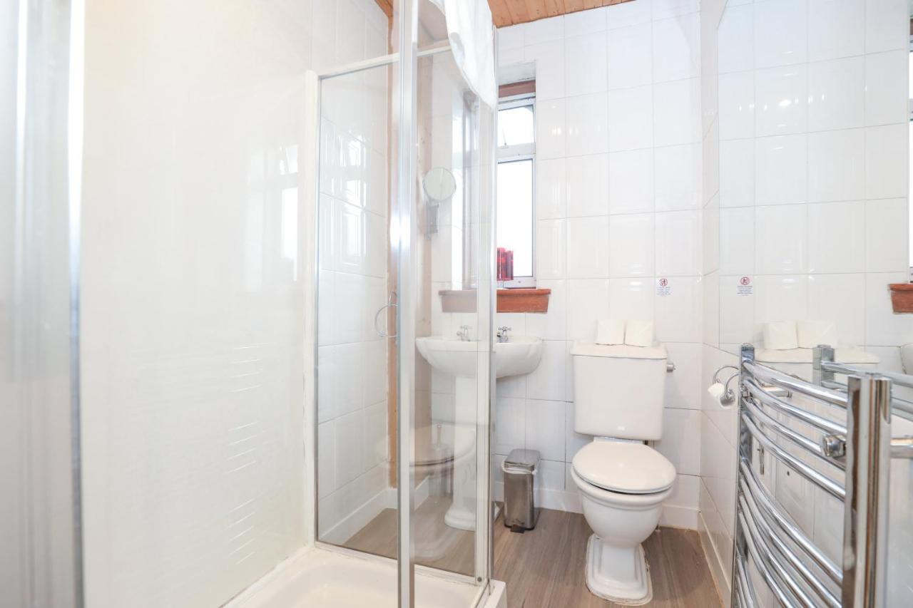 Ferienhaus Beautiful 4 Bedroom - Free Parking *