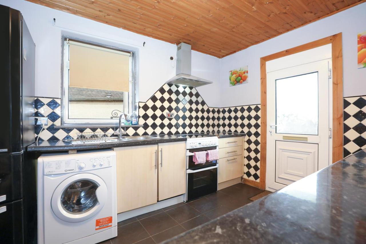 Ferienhaus Beautiful 4 Bedroom - Free Parking
