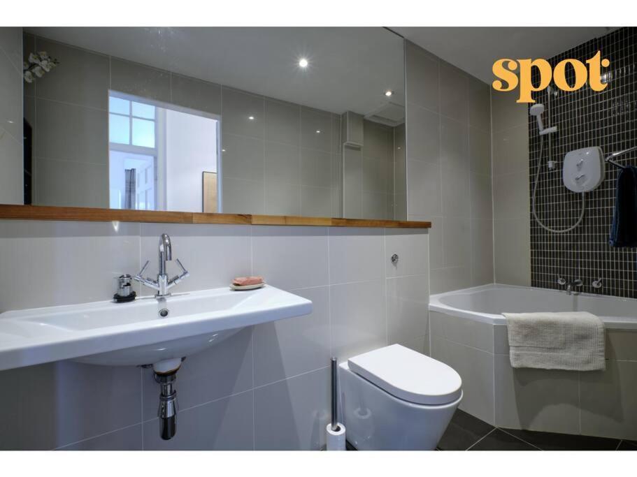 Spacious New Town 2br-1ba Flat *