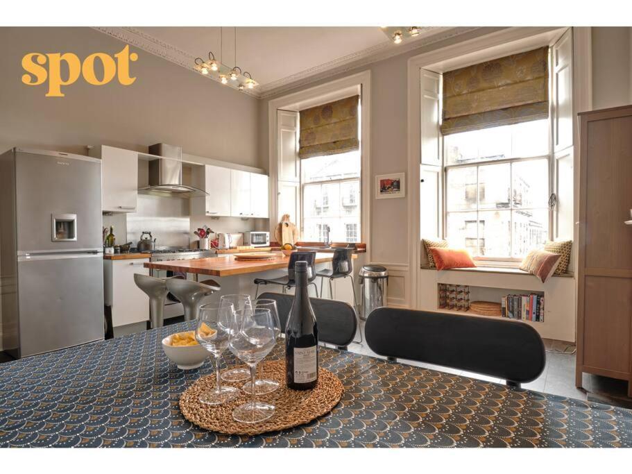 Spacious New Town 2br-1ba Flat * Edinburgh