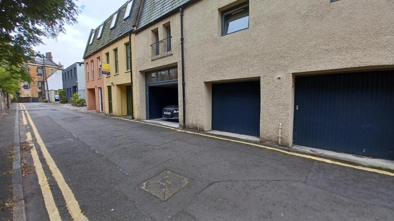 429 - New Town Hide Away With Parking Apartment