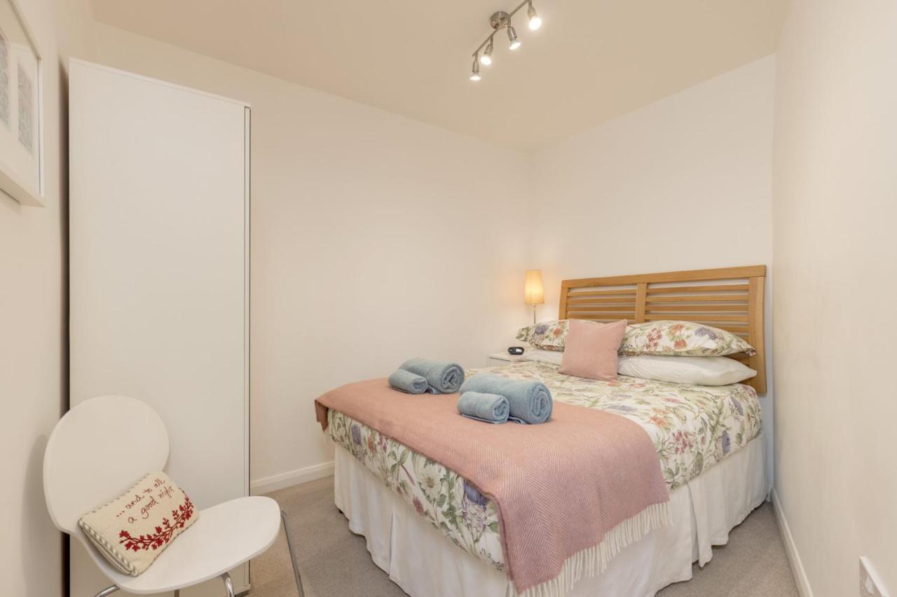 429 - New Town Hide Away With Parking * Edinburgh