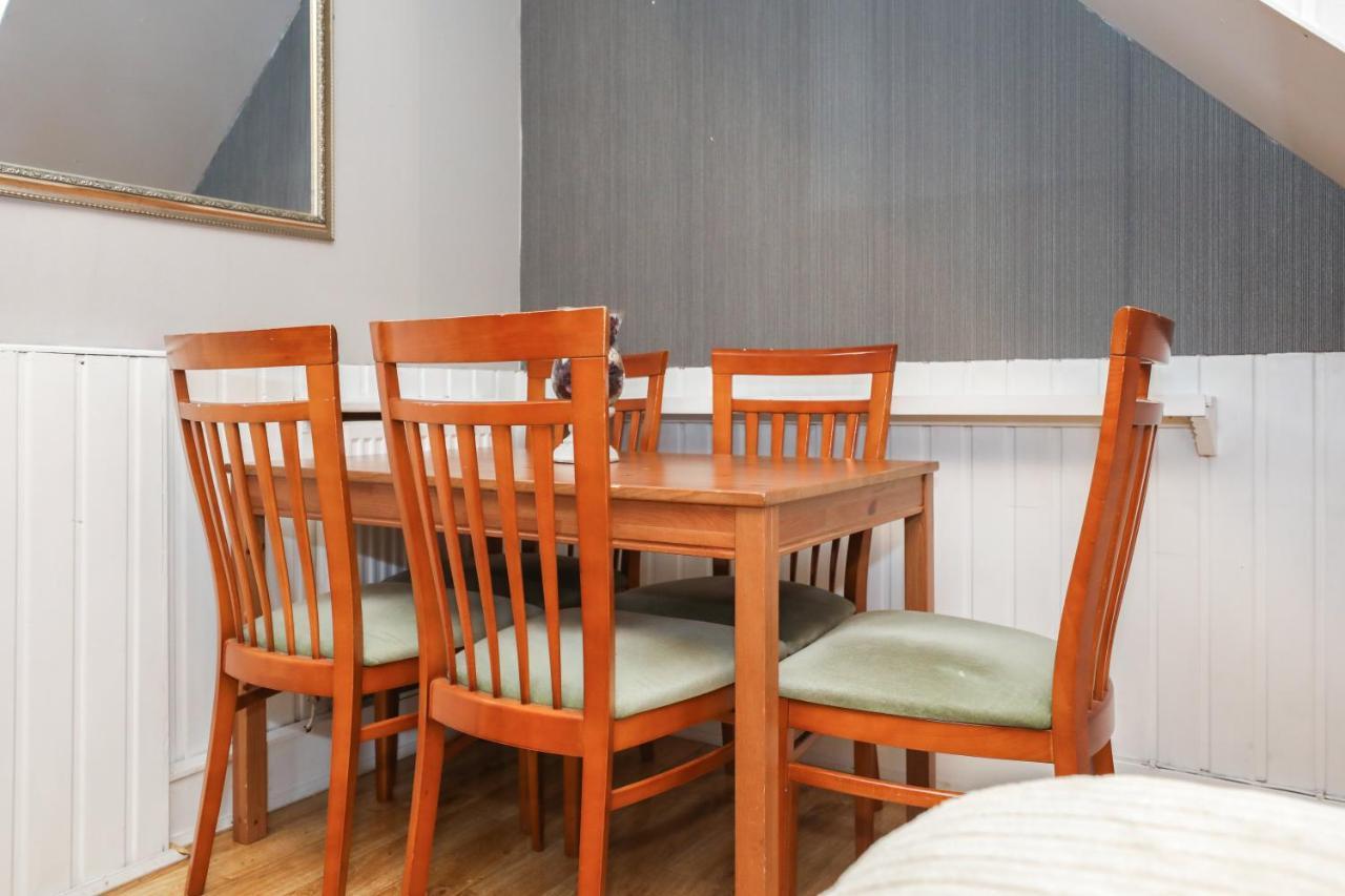 Beautiful 4 Bedroom - Free Parking Ferienhaus