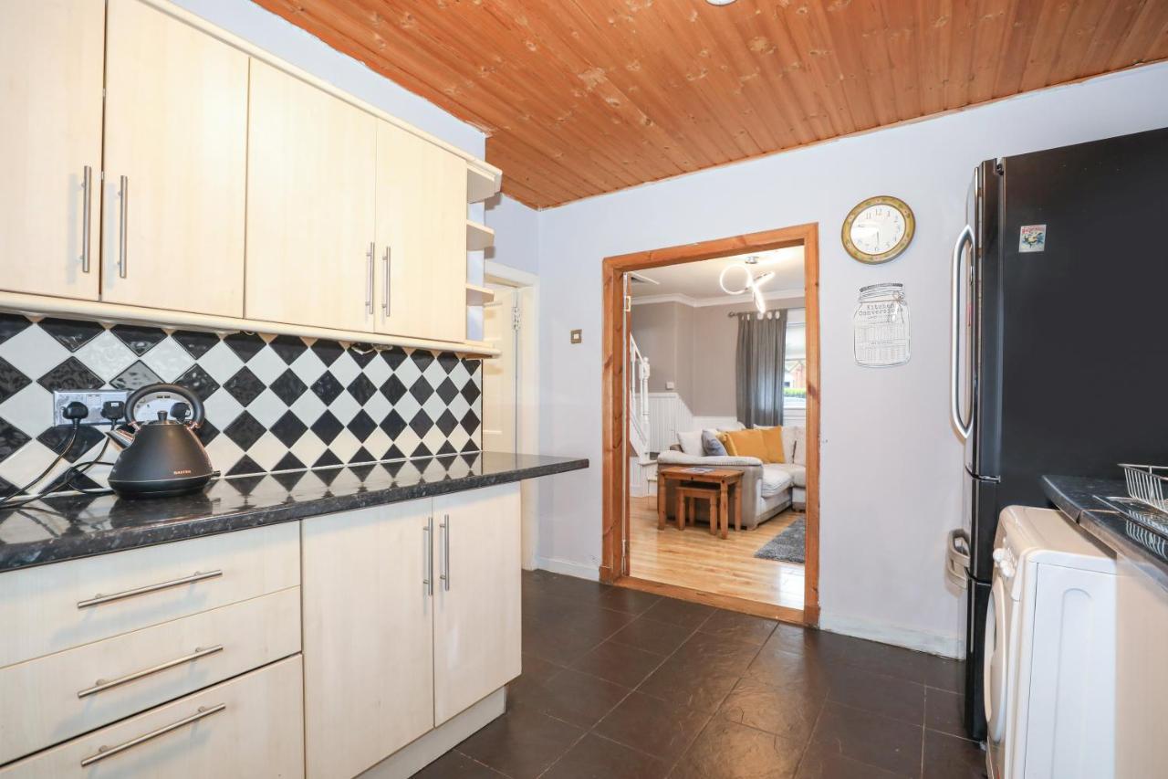 Beautiful 4 Bedroom - Free Parking Ferienhaus EDI