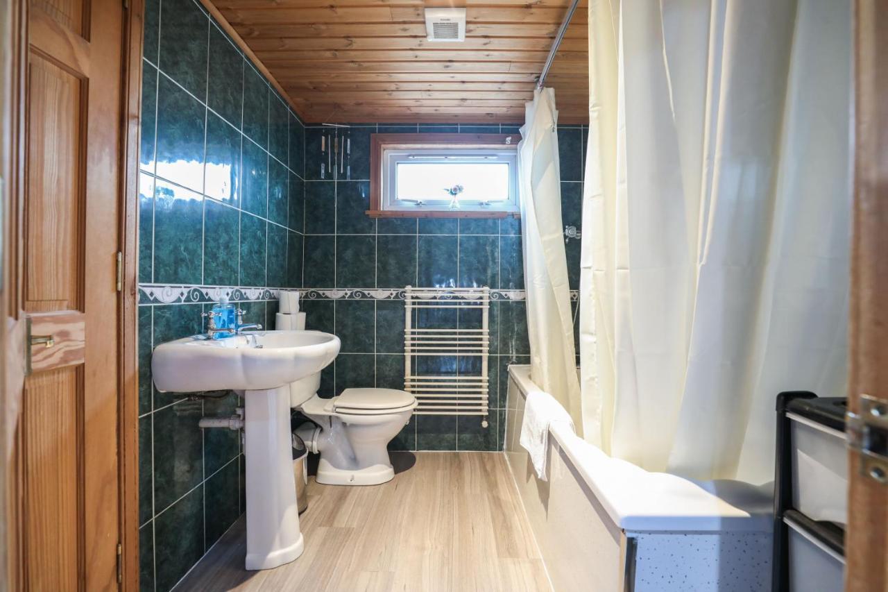 Ferienhaus Beautiful 4 Bedroom - Free Parking *