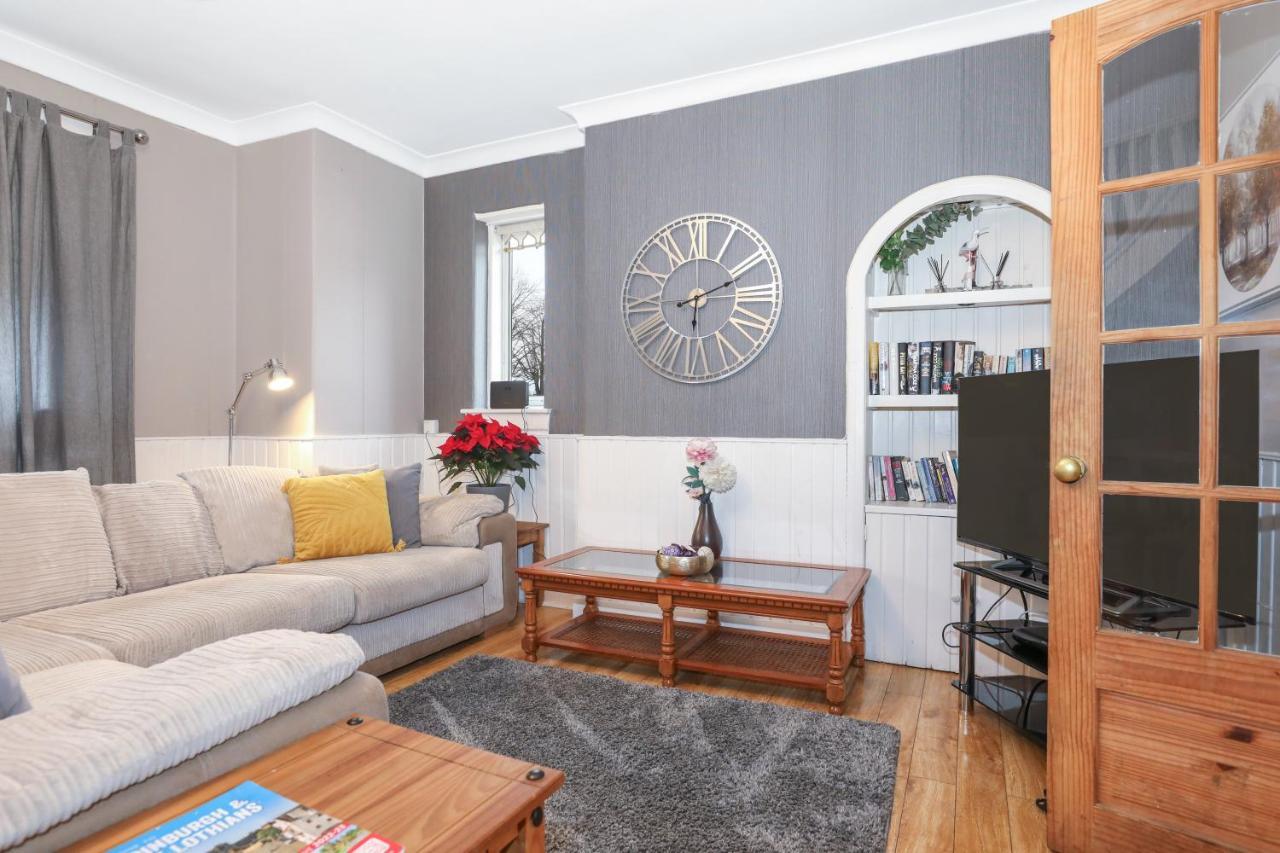 Beautiful 4 Bedroom - Free Parking Ferienhaus