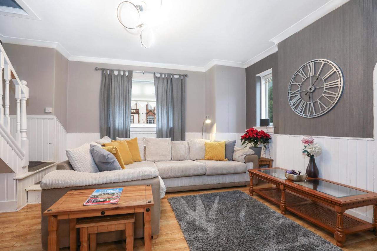 Ferienhaus Beautiful 4 Bedroom - Free Parking