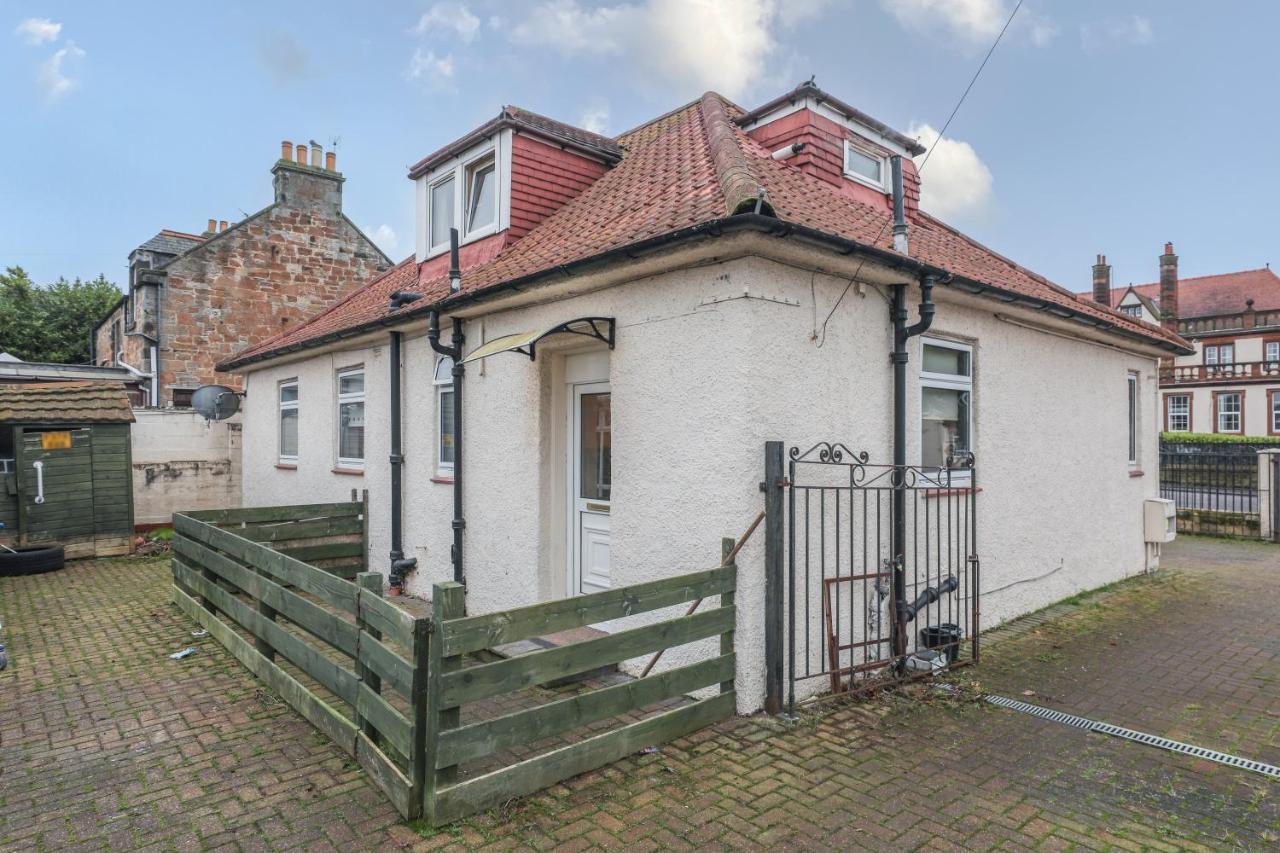 Ferienhaus Beautiful 4 Bedroom - Free Parking EDI