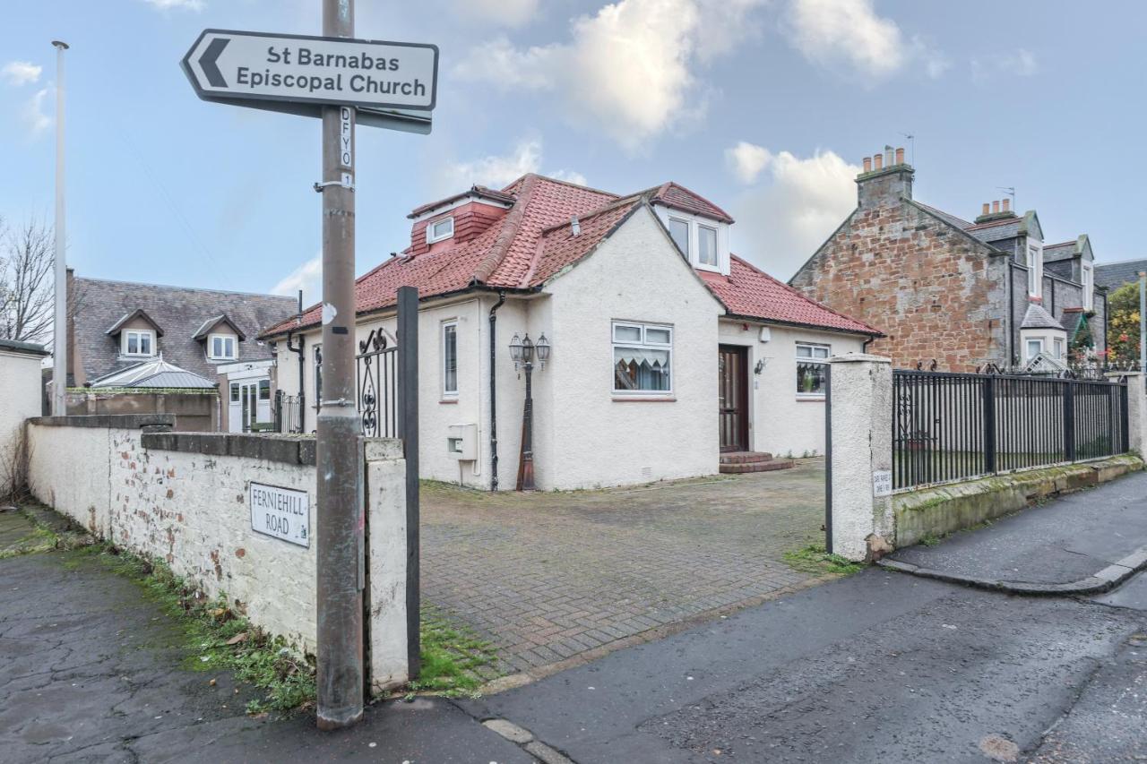 Beautiful 4 Bedroom - Free Parking Ferienhaus