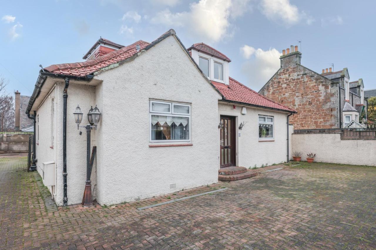 Beautiful 4 Bedroom - Free Parking EDI