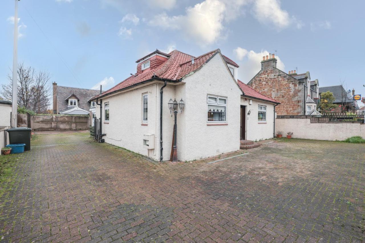 Ferienhaus Beautiful 4 Bedroom - Free Parking