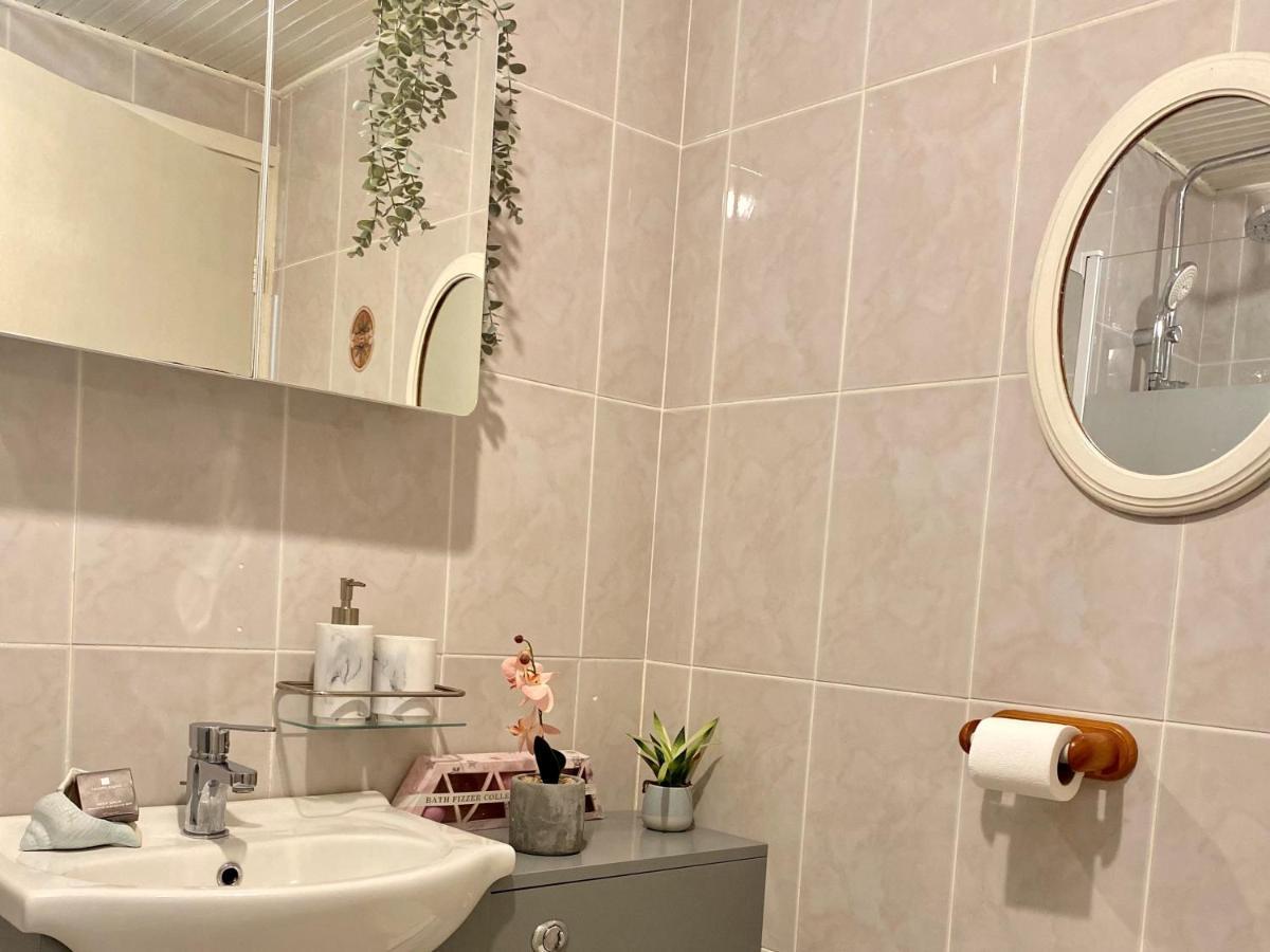 Stylish 2-bed In Centre Apartment Edinburgh