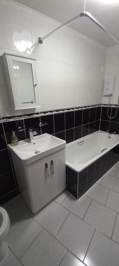 Lovely Spacious Double Beds Sleeps 8