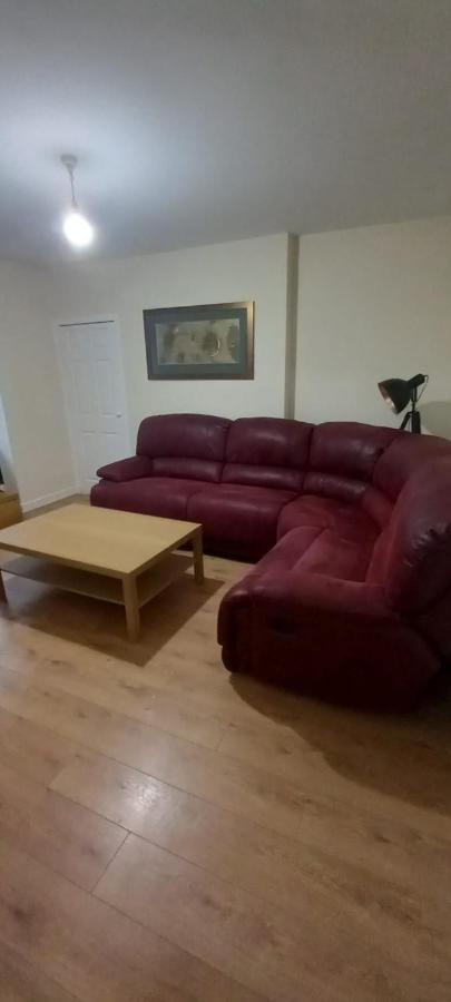 Lovely Spacious Double Beds Sleeps 8 *