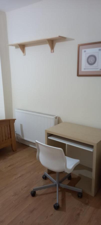 Lovely Spacious Double Beds Sleeps 8 Apartment *