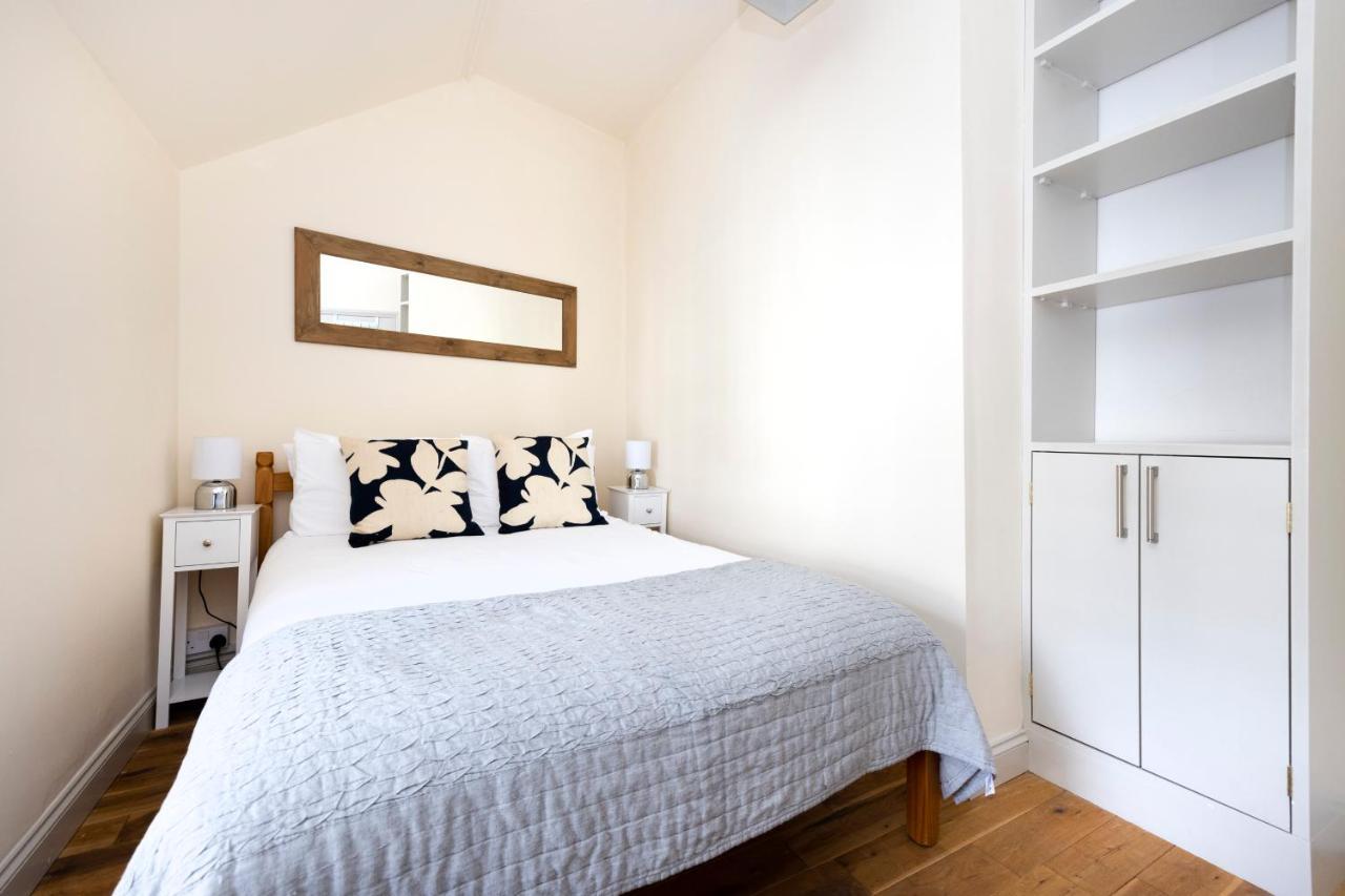 Joivy Cute House With Courtyard Holiday home Edinburgh