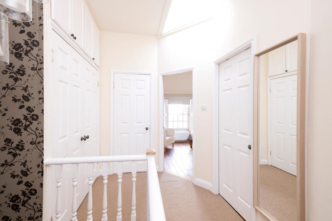 Joivy Cute House With Courtyard Holiday home Edinburgh