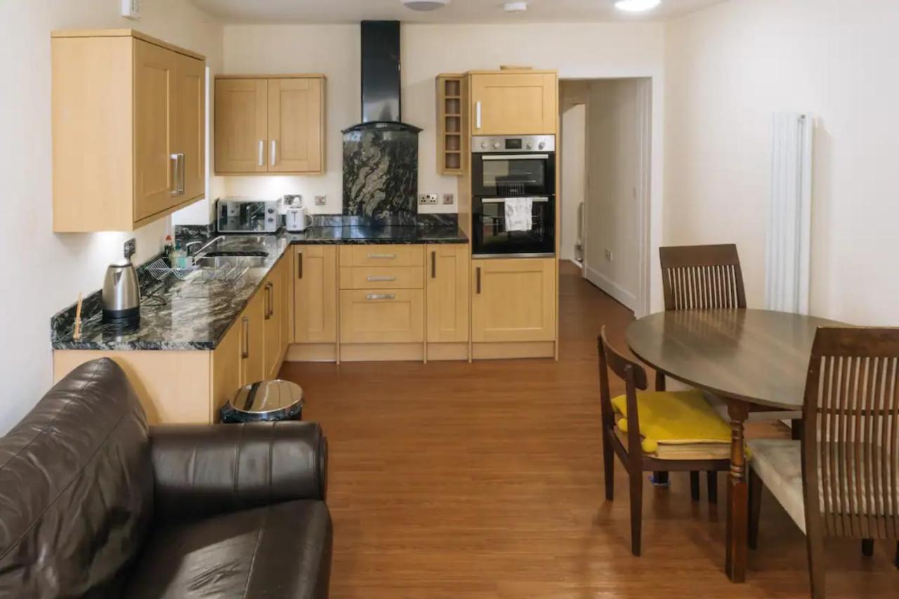Homely 3 Bedroom In The Heart Of Apartment