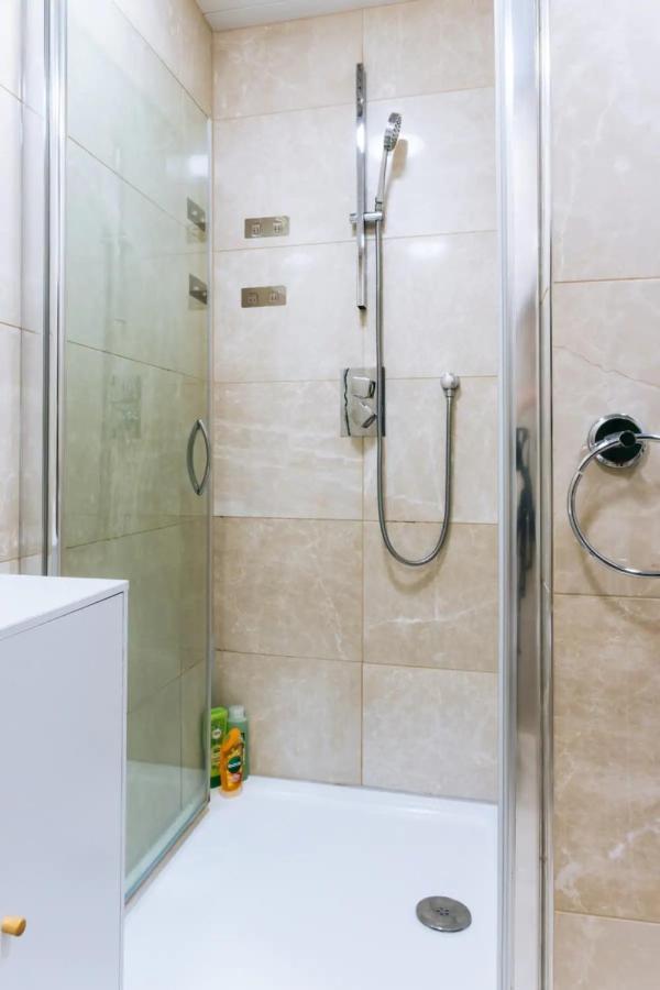 Homely 3 Bedroom In The Heart Of Apartment