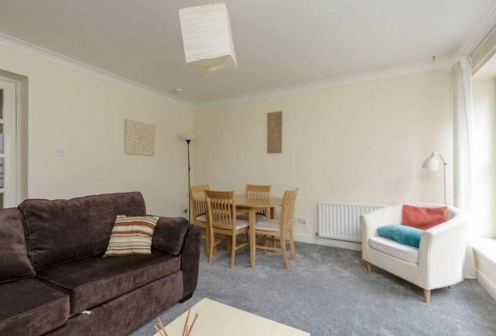 Hollyrood Modern In Centre Apartment