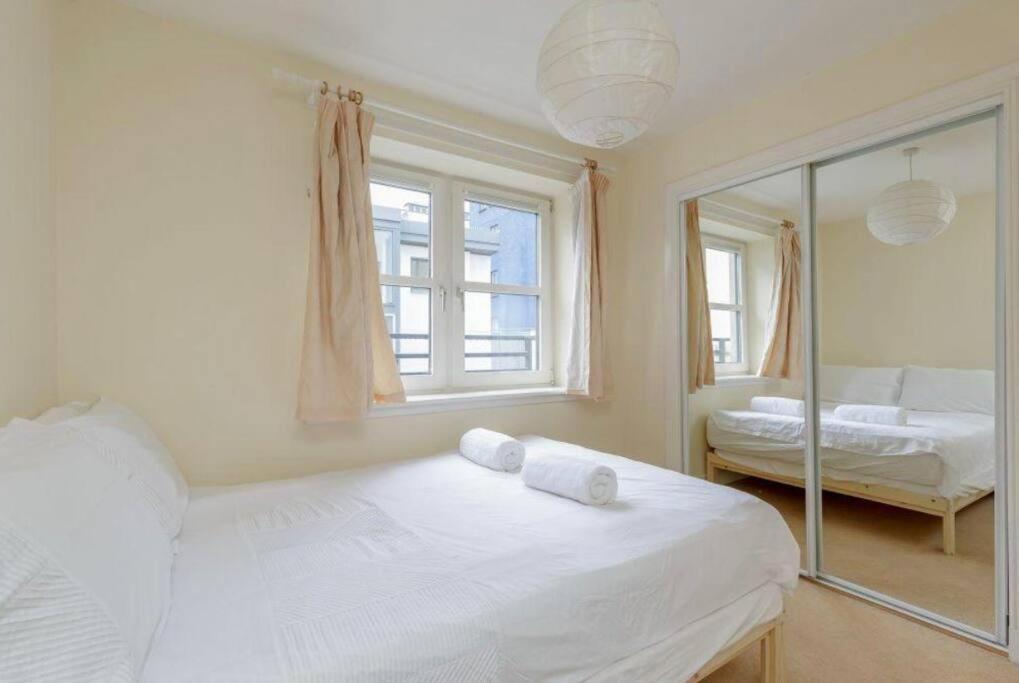 Hollyrood Modern In Centre Apartment