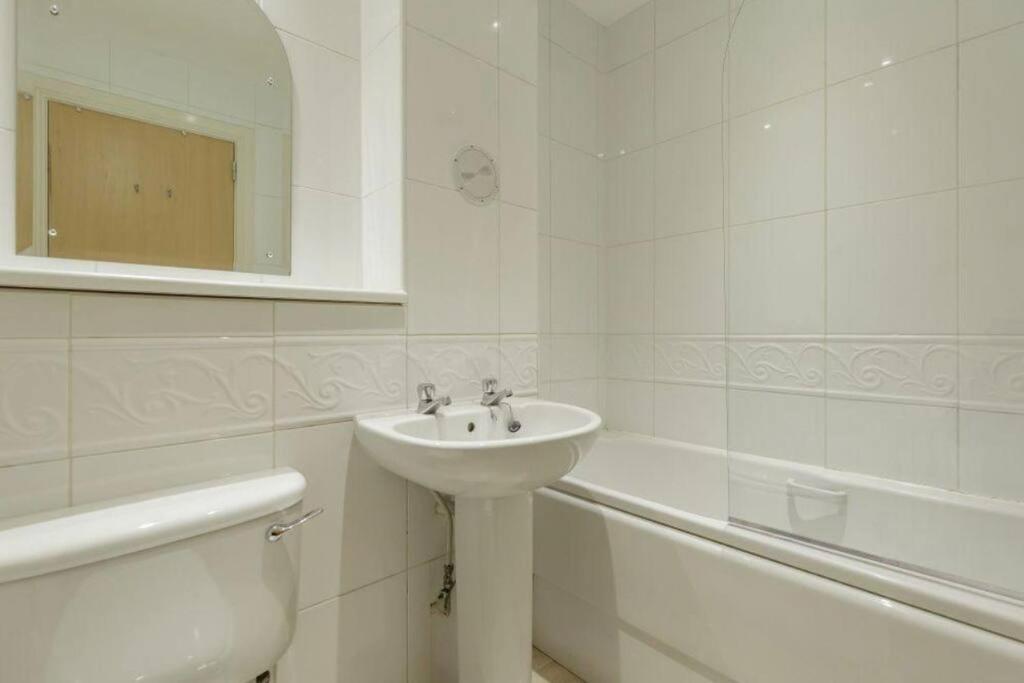 Hollyrood Modern In Centre Apartment *