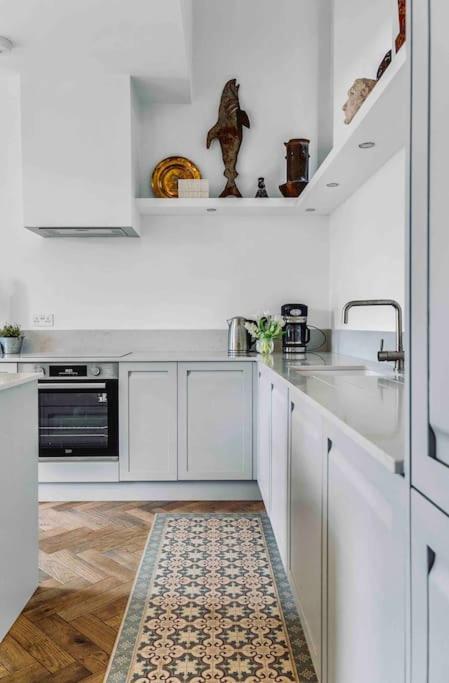 Stylish Georgian Garden + Secure Parking Apartment Edinburgh