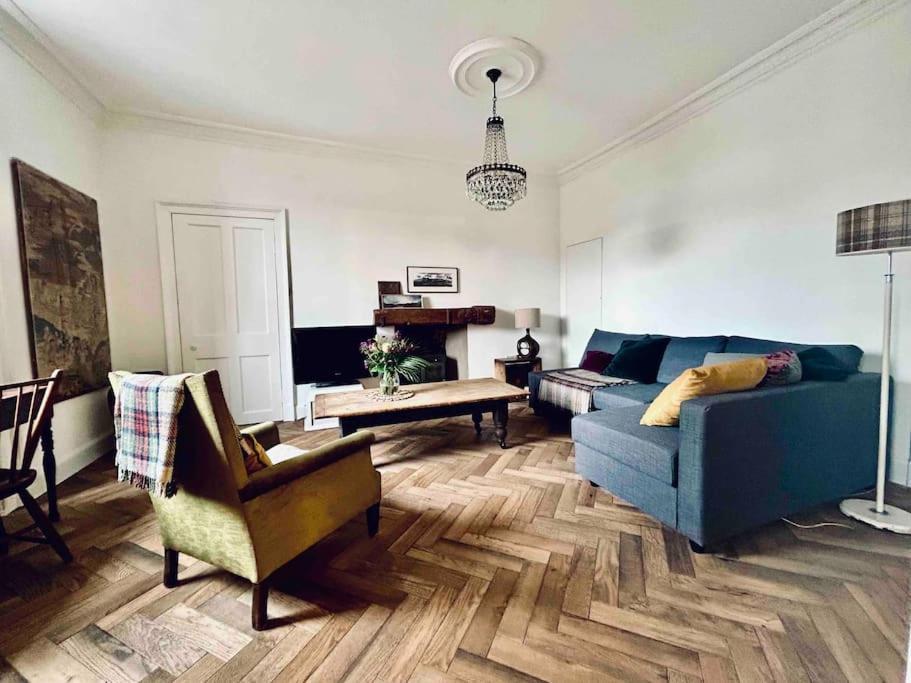 Stylish Georgian Garden + Secure Parking Apartment *