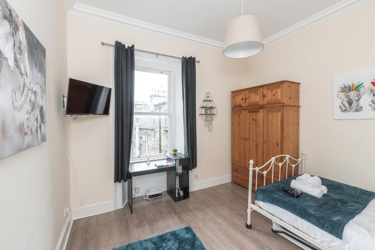 Contemporary 3 Bed City Centre - Ensuite Apartment *